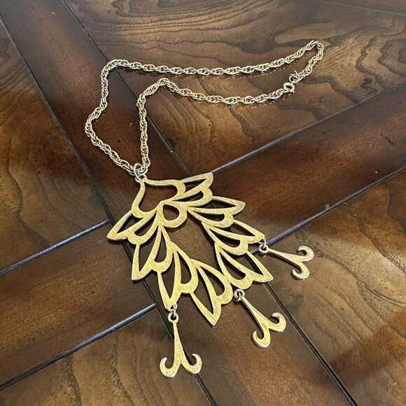 Vintage MCM Necklace Gold Tone Floral Fluted Dangle Pendant Fashion 19" Chain - Picture 2 of 7